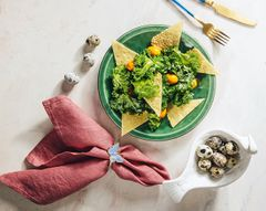 Салат с копчеными перепелиными яйцами и сырными чипсами