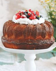 Саварен с ромом и ягодами