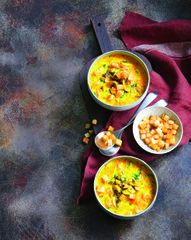 Суп из сырка с&nbsp;шампиньонами и&nbsp;куркумой