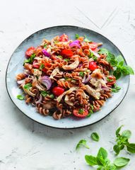 Салат с курицей и пастой