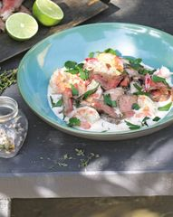 «Серф энд терф» (Surf and turf) из говяжьей лопатки с креветками и кокосовым молоком