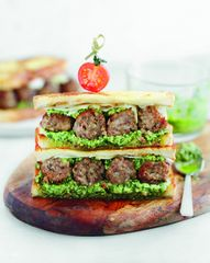Сэндвичи с&nbsp;фрикадельками, маринованным фенхелем и ореховым песто