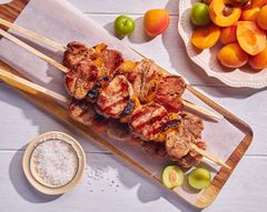 Шашлык из свинины с абрикосами и зеленым соусом из киви