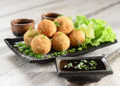 Шарики из сыра, курицы и крабовых палочек