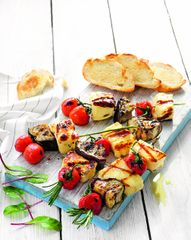 Шашлычки из халуми, баклажанов и&nbsp;помидоров черри