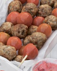 Шашлычки из фрикаделек с фруктовым соусом