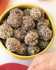 Шарики из сухофруктов с орешком