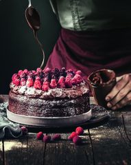 Шоколадный торт с&nbsp;кремом и малиной