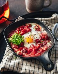 Шакшука с&nbsp;охотничьими колбасками