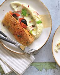 Треска на пюре из цветной капусты с соусом из маслин