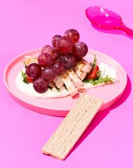 Теплый салат из индейки с пряным виноградом и&nbsp;муссом из феты