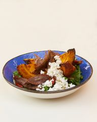 Теплый салат с копченой уткой, запеченной тыквой и рассольным сыром