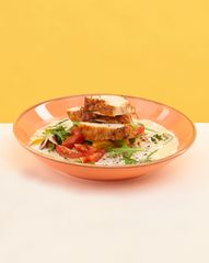 Теплый салат из индейки с киноа и томатной сальсой