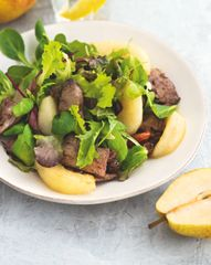 Теплый салат с грушей и куриной печенкой