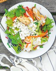 Теплый салат с курицей и творогом