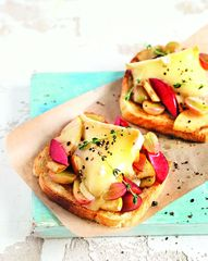 Тосты с фруктами, запеченными с&nbsp;сыром бри