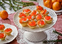 Тарталетки с икрой и сливочным сыром