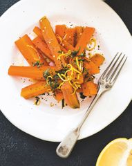 Теплый морковный салат со специями