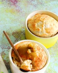 Творожное суфле с&nbsp;изюмным соусом и&nbsp;корицей