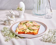 Яичный салат с печенью трески на французской гренке