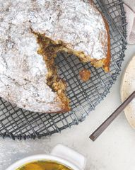 Яблочный кекс с орехами и изюмом