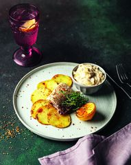 Запеченный карась с жареным картофелем и сметано-луковым соусом