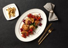 Запеченные куриные голени под апельсиновым соусом с перцем конфи
