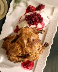 Запеченный цыпленок под клюквенным соусом с&nbsp;кремом из маскарпоне