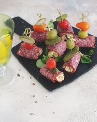Закуска из колбасы с маскарпоне и маринованными огурчиками