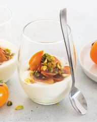 Запеченная хурма с кардамоном и медовым йогуртом