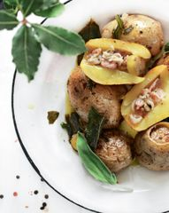 Запеченный картофель, фаршированный беконом, анчоусами и шалфеем