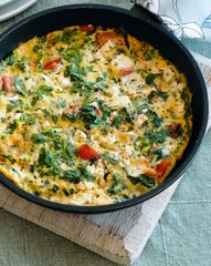 Зеленый омлет с помидорами, луком и брынзой