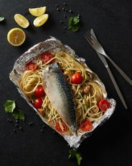 Запеченная в фольге скумбрия с пастой