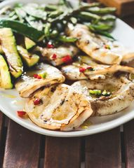 Запеченные кальмары с овощами гриль