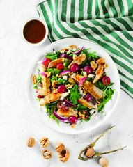 Зеленый салат с куриной грудкой гриль