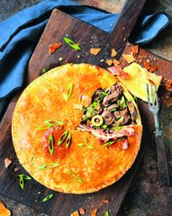 Закрытый пирог с&nbsp;зеленым луком и&nbsp;потрошками