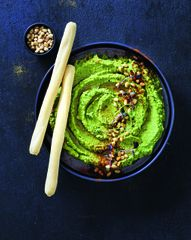 Зеленый хумус с&nbsp;кедровыми орехами