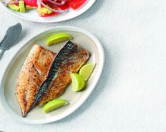 Запеченная скумбрия с&nbsp;салатом из&nbsp;авокадо