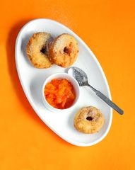 Жареные яблочные «пончики» с&nbsp;джемом