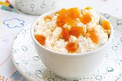 Творог с курагой, орехами, медом и горячим шоколадом