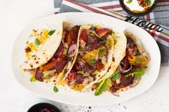 Такос с колбасой и овощами