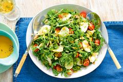 Салат с моцареллой, лимоном и черри