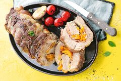 Рулет из свиного карбонада с беконом и&nbsp;сладким перцем
