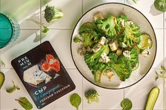 Салат из&nbsp;брокколи, огурцов и&nbsp;сыра с&nbsp;плесенью