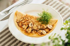 Французский закрытый омлет с шампиньонами и укропом