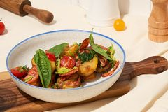 Молодой картофель с&nbsp;жареными колбасками и пряной зеленью