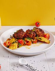 Котлетки из индейки и брокколи с гарниром из пряной кукурузы