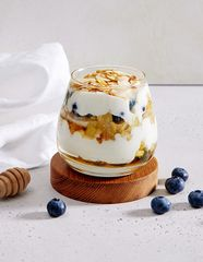 Яблочно-ягодный трайфл с печеньем савоярди и йогуртом