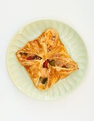 Слоёный пирог с лососем и печёными  овощами