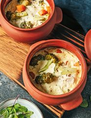 Запеченные в&nbsp;горшочках куриные грудки с&nbsp;брокколи